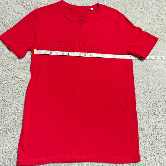 GUESS Los Angeles Men’s Adult Casual Red Embossed Logo T-Shirt – Size M - Picture 5 of 7